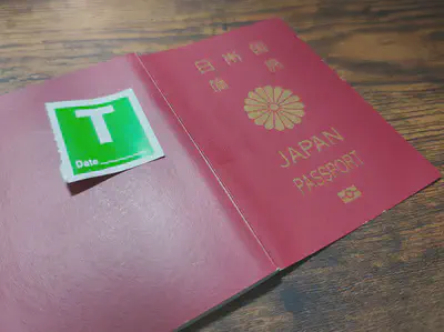 このステッカーで私は国際線乗り換えで荷物受け取らないんですアピール